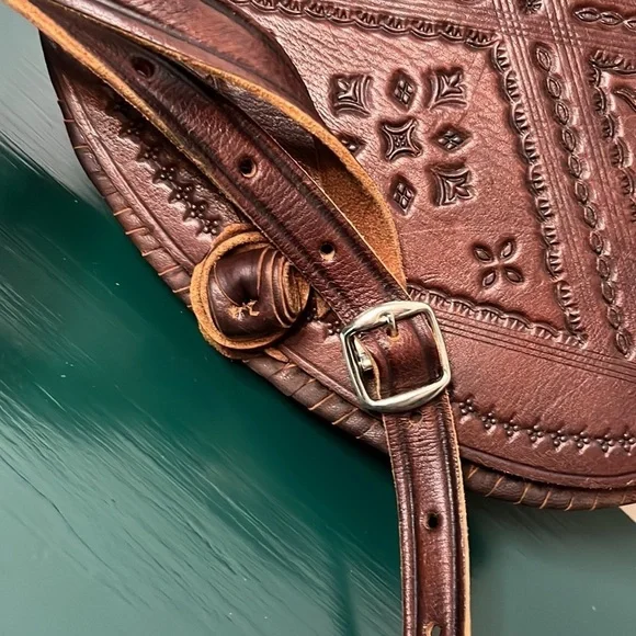 Vintage Bohemian Handmade & Hand Pressed 100%  Leather Saddle Crossbody Bag - Picture 3 of 12